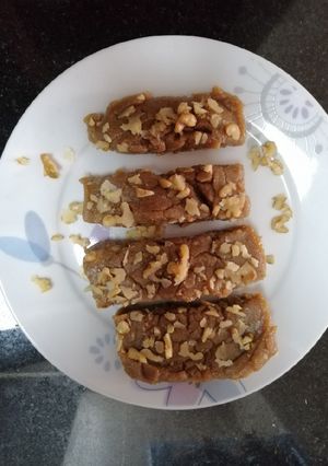 વોલનટ બરફી (Walnut Barfi Recipe In Gujarati) રેસીપી મુખ્ય ફોટો