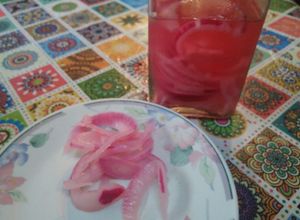 Una foto de Pickles de cebolla morada