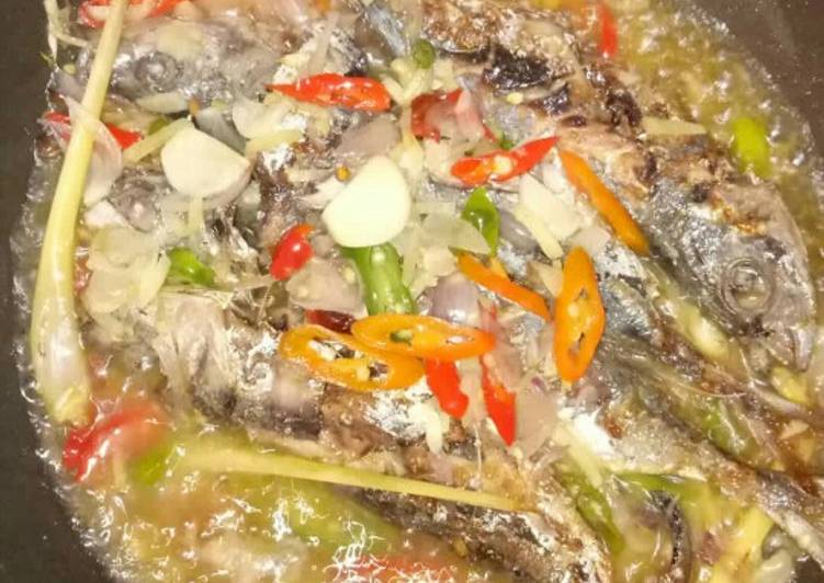 Resep Ikan kembung bumbu tumis yang Lezat