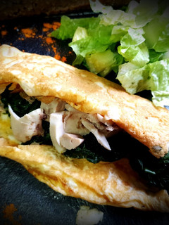 Una foto de Tortilla con espinacas, queso y pollo