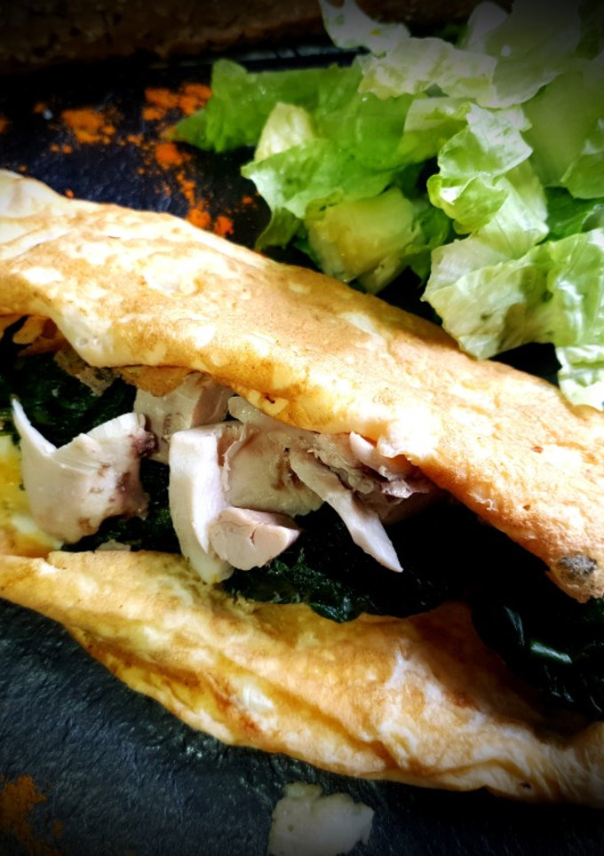 Una foto de Tortilla con espinacas, queso y pollo