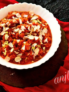 गाजर का हलवा (gajar ka halwa recipe in Hindi) रेसिपी मुख्य फोटो