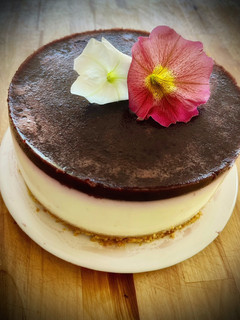 Una foto de Tarta mousse de limón con arándanos