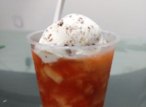 Una foto de Salpicón de frutas con helado 🇨🇴