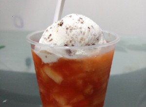 Una foto de Salpicón de frutas con helado 🇨🇴
