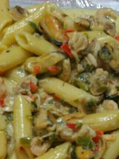 Una foto de Fideos con salsa de crema y mariscos