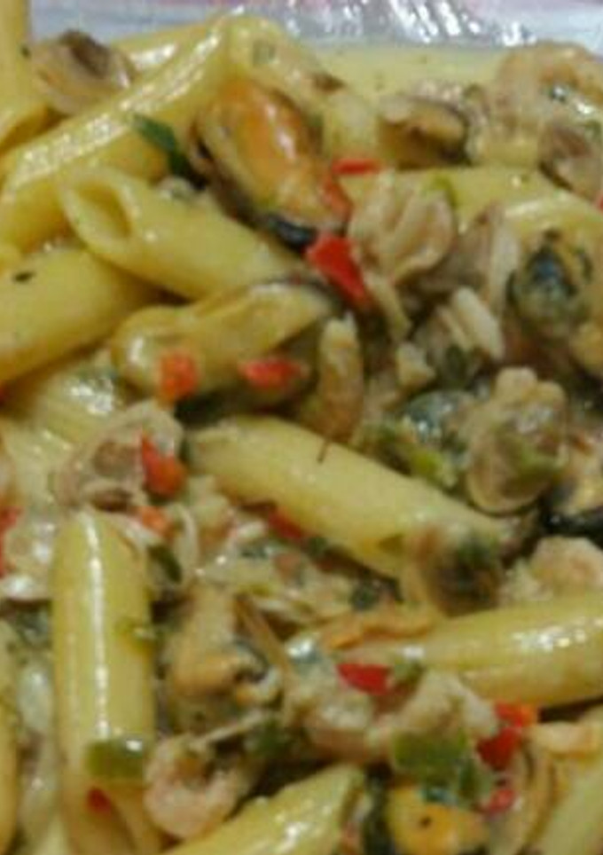 Una foto de Fideos con salsa de crema y mariscos
