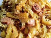 Una foto de revuelto de papas y cebollas