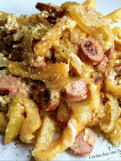 Una foto de Revuelto de patatas fritas, salchichas, cebolla y huevo