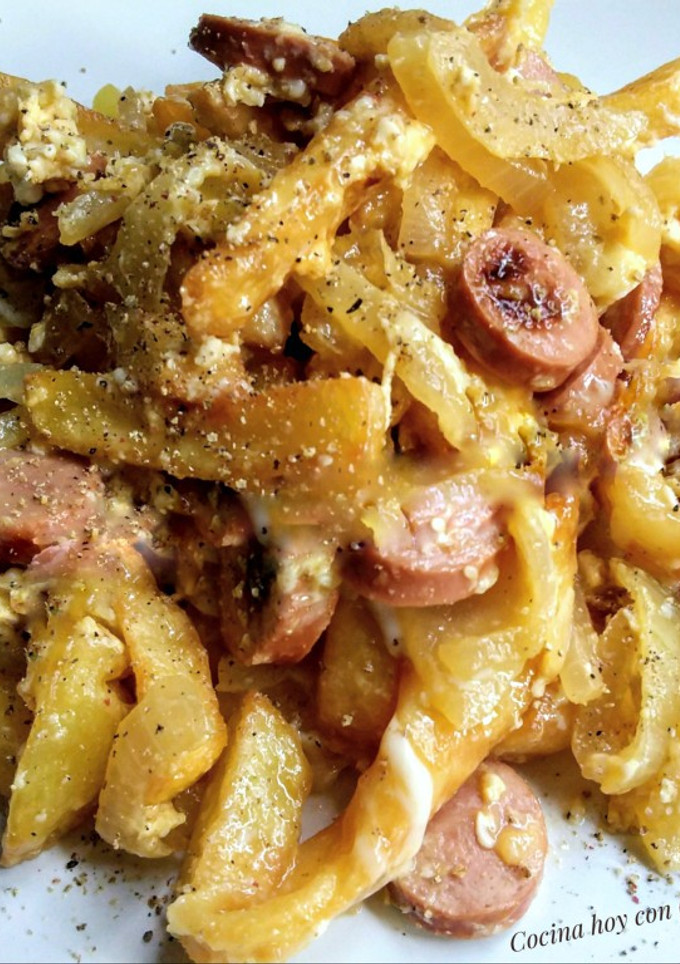 Una foto de Revuelto de patatas fritas, salchichas, cebolla y huevo