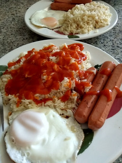 Una foto de 🍚 Arroz con salchichas y huevo