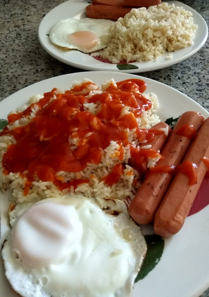 Una foto de 🍚 Arroz con salchichas y huevo