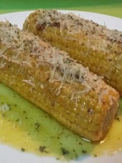 Una foto de Mazorcas sazonadas a la plancha con Grana padano
