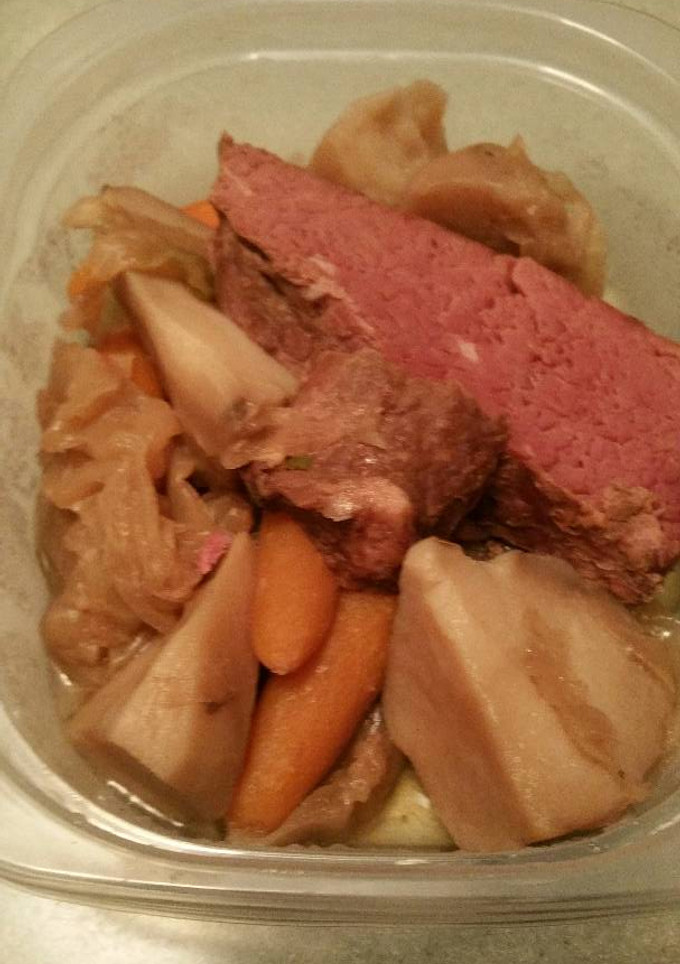 A picture of Corned Beef and Cabbage.