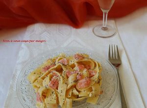 Foto di Pappardelle al salmone, panna acida e semi di papavero