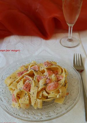 Foto di Pappardelle al salmone, panna acida e semi di papavero