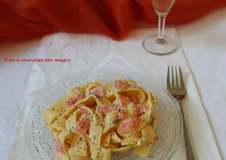 Pappardelle al salmone, panna acida e semi di papavero