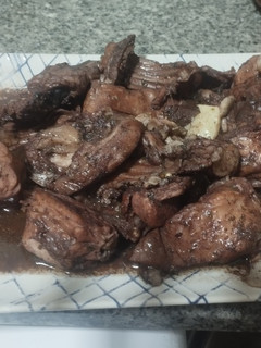 Una foto de Conejo al ajillo con vino tinto y especias canarias