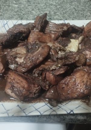 Una foto de Conejo al ajillo con vino tinto y especias canarias