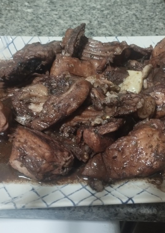 Una foto de Conejo al ajillo con vino tinto y especias canarias