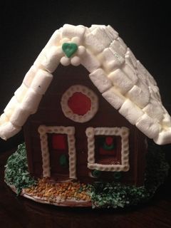 Una foto de Casita Grande decorada con "Chocolate Plástico"