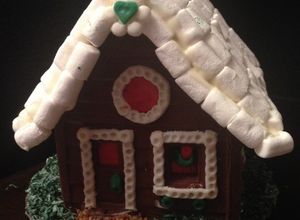 Una foto de Casita Grande decorada con "Chocolate Plástico"