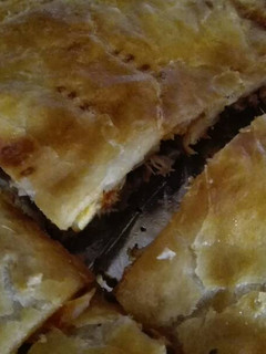 Una foto de Empanada de atún, tomate, pimiento del piquillo y huevo
