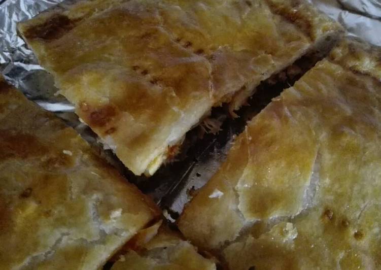 Empanada de atún, tomate, pimiento del piquillo y huevo