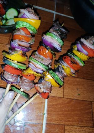 Una foto de Brocheta de res