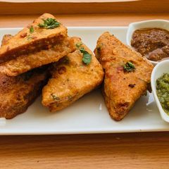 A picture of Bread Pakora.