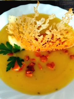 Una foto de Crema de verduras con teja de queso