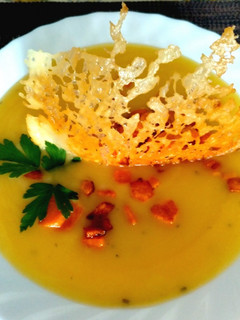 Una foto de Crema de verduras con teja de queso