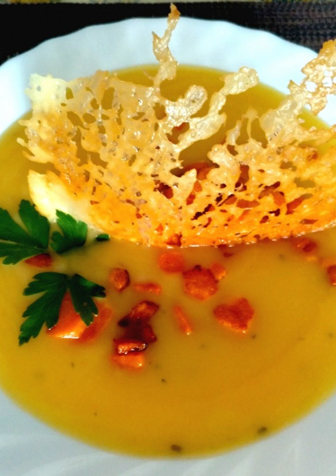 Una foto de Crema de verduras con teja de queso