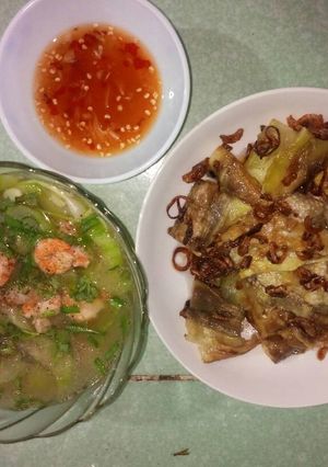Hình của món Cà tím nướng trộn với hành phi vàng, Canh mướp nấu tôm.
