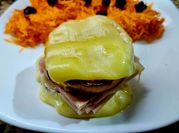 Una foto de sandwich con mozzarella