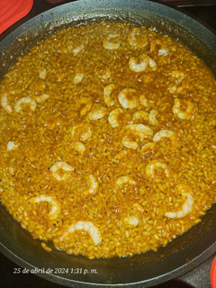 Una foto de Arroz de bisque con gambitas blancas