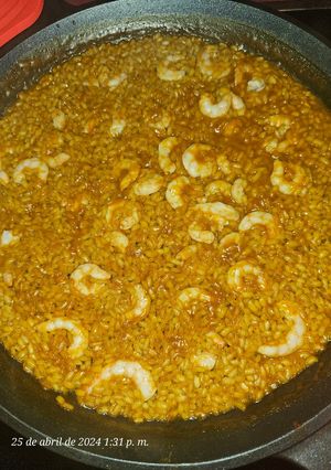 Una foto de Arroz de bisque con gambitas blancas