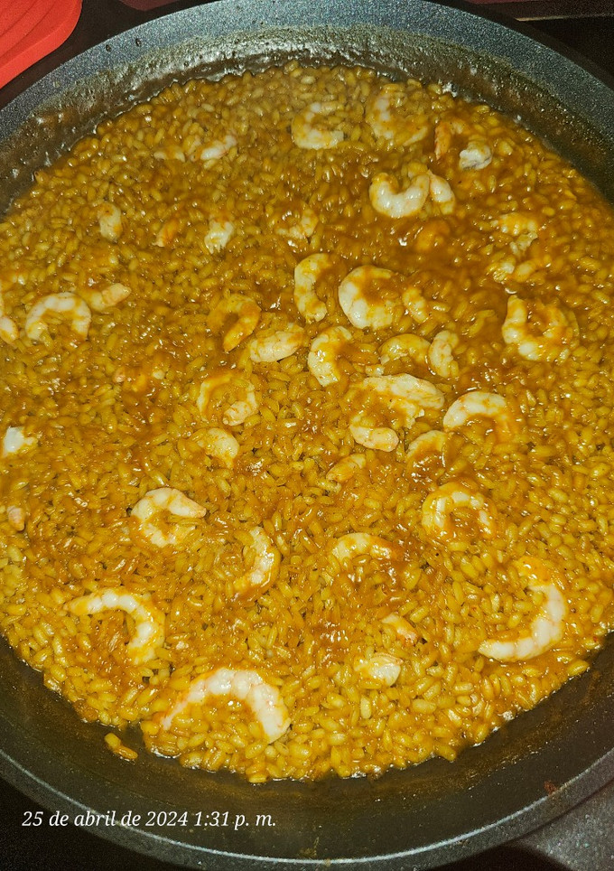 Una foto de Arroz de bisque con gambitas blancas