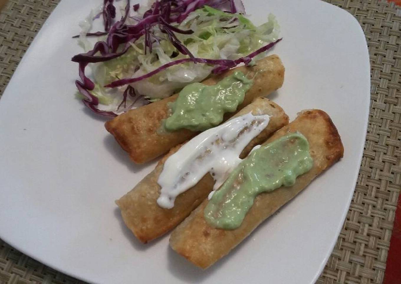 Flautas de carne deshebrada