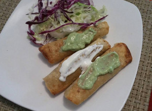 Una foto de Flautas de carne deshebrada