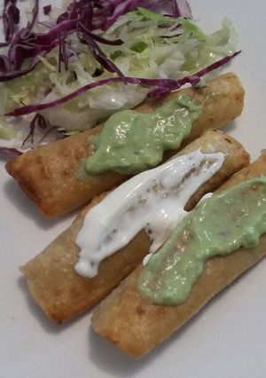Una foto de Flautas de carne deshebrada