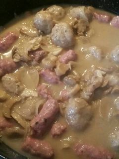 Una foto de Albóndigas con salchichas y champiñones al vino