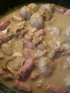 Una foto de Albóndigas con salchichas y champiñones al vino