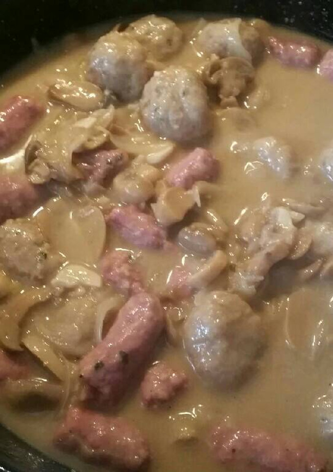 Una foto de Albóndigas con salchichas y champiñones al vino