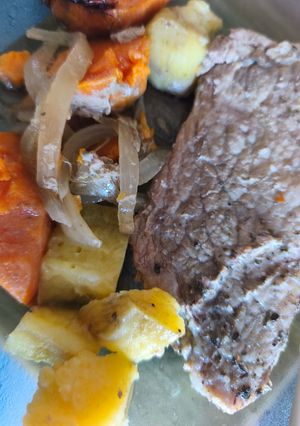 Una foto de Carne de Cerdo con Verduras en Bolsa al Horno