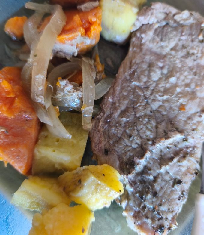 Una foto de Carne de Cerdo con Verduras en Bolsa al Horno