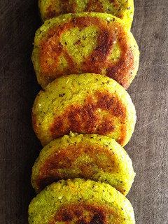 Una foto de Hamburguesas vegetarianas / veganas de arroz y brócoli (SIN GLUTEN Y SÚPER ECONÓMICAS)