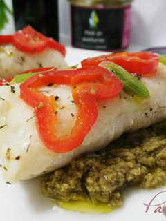 Una foto de Lomos de merluza en “papillote” con paté de aceituna verde 'Apto para personas con diabetes'