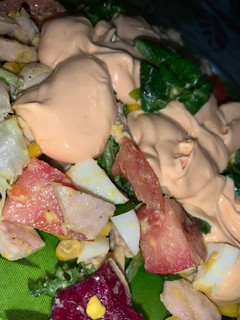 Una foto de Ensalada de pollo y salsa rosa
