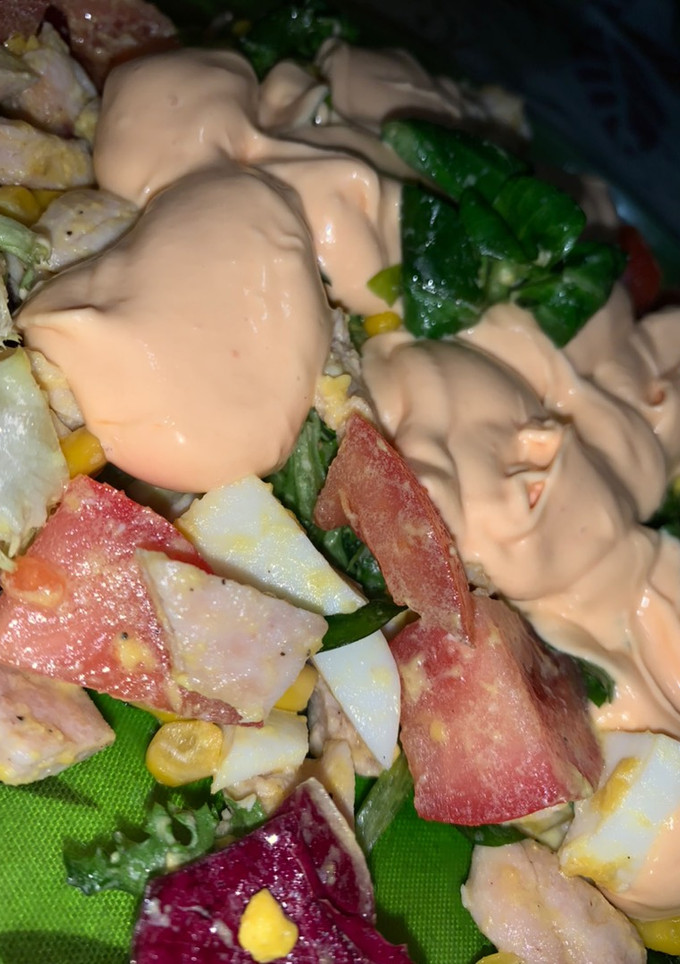 Una foto de Ensalada de pollo y salsa rosa
